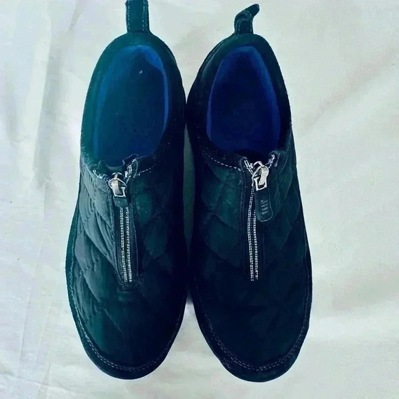 Land End size 7.5 black and royal blue shoes. - Picture 2 of 7